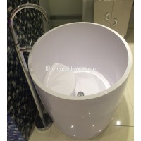 Japanese deep soaking tub with seat